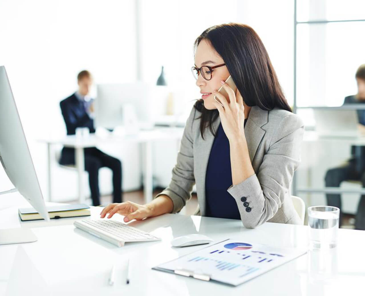 Fulton Financial recruiter at her computer using iCIMS' ATS software